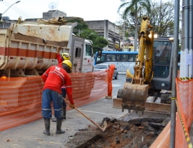 Bairro Manoel Honório recebe 70 metros de novas redes de esgoto