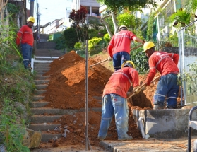 Escadão do Bairro Centenário recebe 170 metros de rede de esgoto