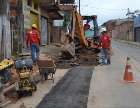 Cesama substitui cem metros de rede de esgoto em rua no Bairro Sagrado Coração