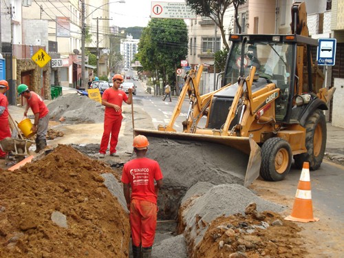 Obras de substituição de redes de esgoto na Rua Tiradentes estão em fase final