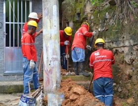 Escadão do Bairro Santa Cecília recebe 80 metros de rede de esgoto
