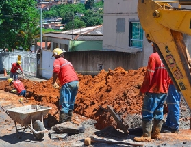 Cesama conclui 70% da remodelação da rede de esgoto em rua do Bairro de Lourdes