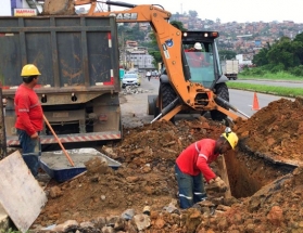 Bairro Vila Ideal recebe 450 metros de novas redes de esgoto