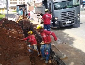 Rede de esgoto na Avenida Francisco Valadares tem 70% dos trabalhos executados