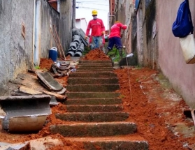 Remodelação da rede de esgoto da Rua Arlindo Leite em fase final de execução