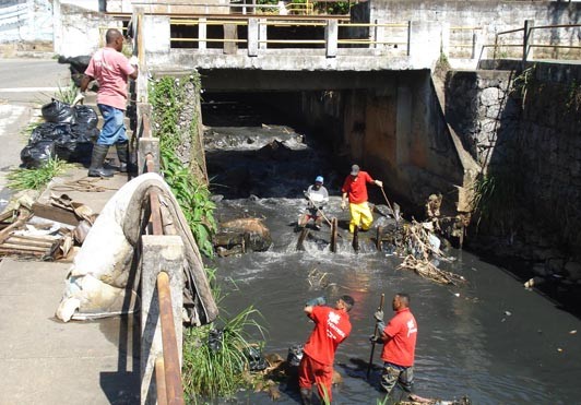 Limpeza de córregos - Cesama atua nos bairros Industrial e Vale do Ipê