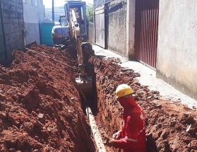 Vila Olavo Costa recebe mais 120 metros de novas redes de esgoto