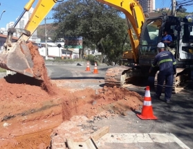 Cesama inicia nova fase da obra de desvio de adutora na Avenida Itamar Franco