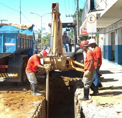 Trabalhos de substituição de rede de esgoto continuam sendo realizados na Avenida JK