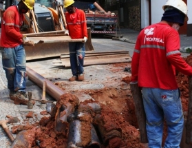 Rua Oscar Vidal recebe 220 metros de redes de esgoto remodeladas
