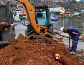 Bairro Vila Ideal recebe mais 240 metros de novas redes de esgoto