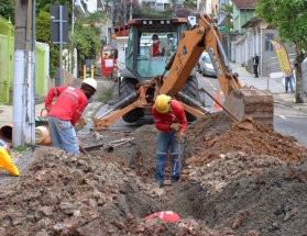 Cesama remodela 350 metros de redes de esgoto na Rua Rei Alberto
