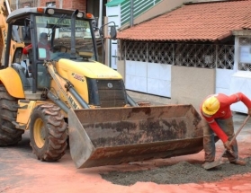 Bairro São Benedito recebe 850 metros de novas redes de esgoto