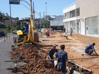 Bairro Manoel Honório - Cesama implanta nova tubulação na Avenida Barão do Rio Branco