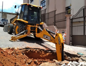 Cesama realiza reparo de rede de esgoto no bairro Manoel Honório