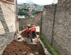 Escadão do bairro Vila Ideal recebe 50 metros de rede de esgoto