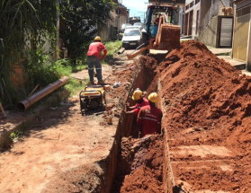 Bairro Vila Ideal recebe mais 240 metros de novas redes de esgoto