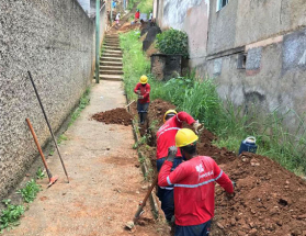 Escadão no Vila Ideal recebe mais cem metros de rede de esgoto