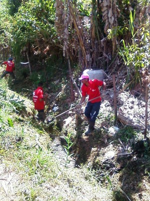  Cesama realiza limpeza do córrego do Bairro Parque Independência