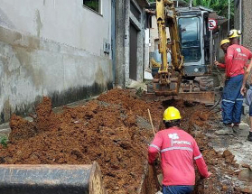 Cesama remodela 200 metros de redes de esgoto na rua Major Luiz de Barros