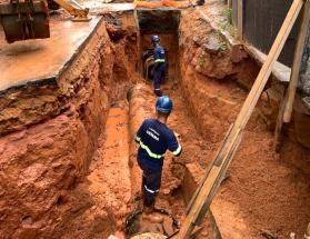 Cesama realiza reparos na obra de desvio da adutora da Avenida Itamar Franco