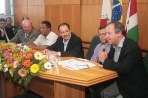 Prefeito empossa Cláudio Horta Mendes na presidência da Cesama