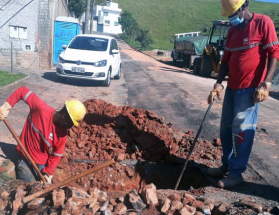 Cesama substitui 200 metros de redes de esgoto no Bom Clima