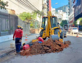 Cesama remodela mais 150 metros de redes de esgoto na rua Rei Alberto
