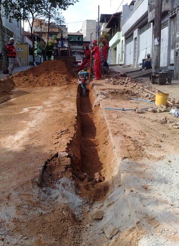Cesama substitui mais de 790 metros de redes de esgoto em cinco ruas do Bairro Santos Anjos