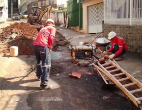Cesama remodela 250 metros de redes de esgoto no bairro Santos Anjos