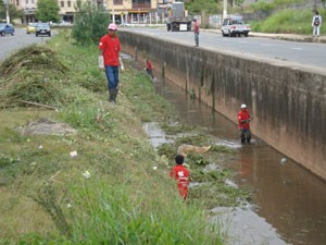 Ação contínua - Cesama realiza limpeza de córrego nos bairros Teixeiras e Santa Luzia