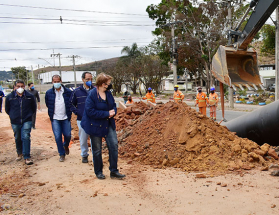 Prefeita visita obras da quarta adutora com vida útil estimada em 70 anos