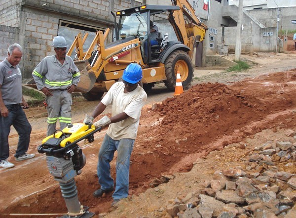 Bairros Jardim dos Alfineiros e Santa Cruz recebem 1.267 metros de novas tubulações de água
