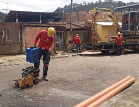 Santa Cândida recebe mais de 550 metros de redes de esgoto remodeladas