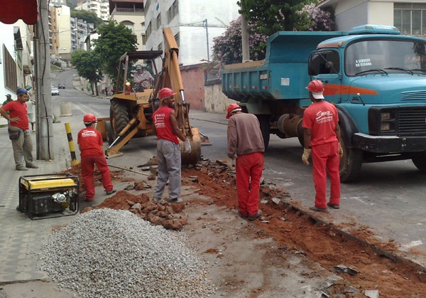 Otimização dos serviços de esgoto - Rua Cândido Tostes recebe nova tubulação