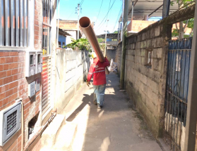Bairro Grama recebe 150 metros de novas redes de esgoto