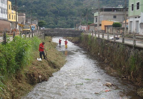 Nesta terça-feira  Cesama realiza limpeza no córrego do Bairro Industrial e no Rio Paraibuna