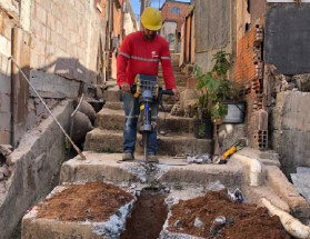 Escadão do bairro Santa Efigênia recebe 130 metros de novas redes de esgoto