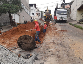 PJF já executou 70% da remodelação de 550 metros de redes de esgoto da Rua Santana