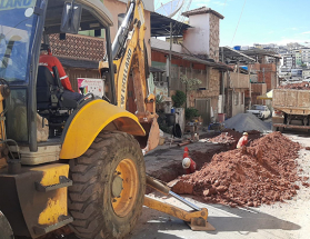 Obras de remodelação de rede de esgoto no bairro Santa Cândida já estão 70% concluídas