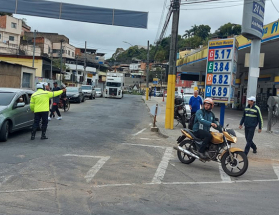 Agentes de transporte e trânsito atuam no primeiro dia de interdição no bairro Santa Luiza
