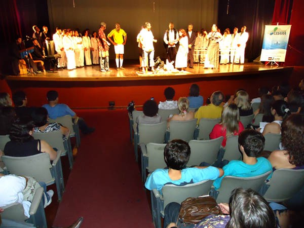 Coral Cesama e Gattus Pingadus emocionam público em apresentação do Natal Cultural da Cesama