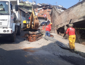 Bairro Santa Cândida recebe mais 390 metros de redes de esgoto remodeladas