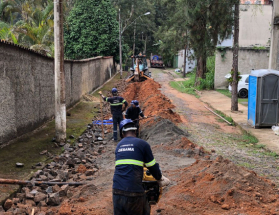 Bairro Tiguera recebe mais de 730 metros de redes de água remodeladas