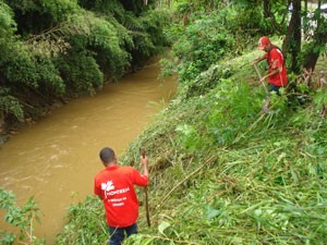 Cesama realiza dragagem do Rio Paraibuna e limpa córrego dos bairros São Pedro e Jardim Casablanca