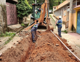 Rua Manoel Ribeiro recebe serviços de remodelação das suas redes de água e esgoto