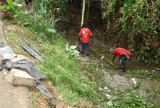 Cesama realiza serviço no córrego Matirumbide e efetua limpeza das margens do Paraibuna