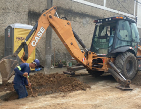 Remodelação de 100 metros da rede de água da Rua Santa Terezinha está em fase final de execução