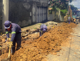 Remodelação de rede de esgoto no Bairro São Pedro já está em etapa final de execução