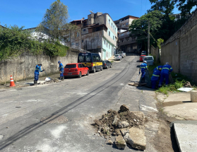 Bairro Santa Terezinha recebe mais 150 metros de redes de esgoto remodeladas